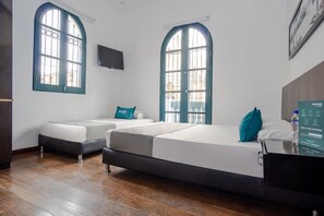 Triple Room | Desk, laptop workspace, free WiFi, bed sheets - Ayenda La Tua Casa (Bogotá)