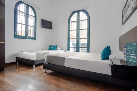 Triple Room | Desk, laptop workspace, free WiFi, bed sheets