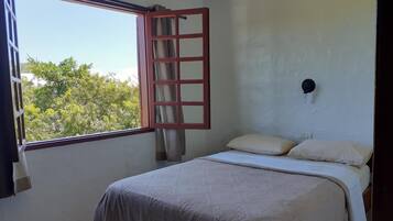 Caja de seguridad en la habitación y tabla de planchar con plancha
