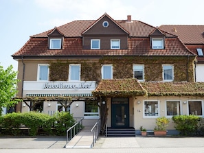A two-story building with a sign reading 'Kacolinger Hof'.