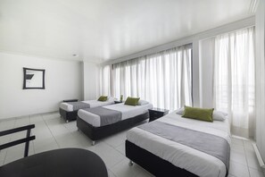 Triple Room, 3 Single Beds, Non Smoking | Free WiFi, bed sheets - Hotel Elegant Suite (Bogotá)