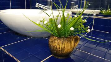 Kamar Twin Deluks, 1 Tempat Tidur Queen, Bebas Asap Rokok | Kamar mandi | Shower dan handuk