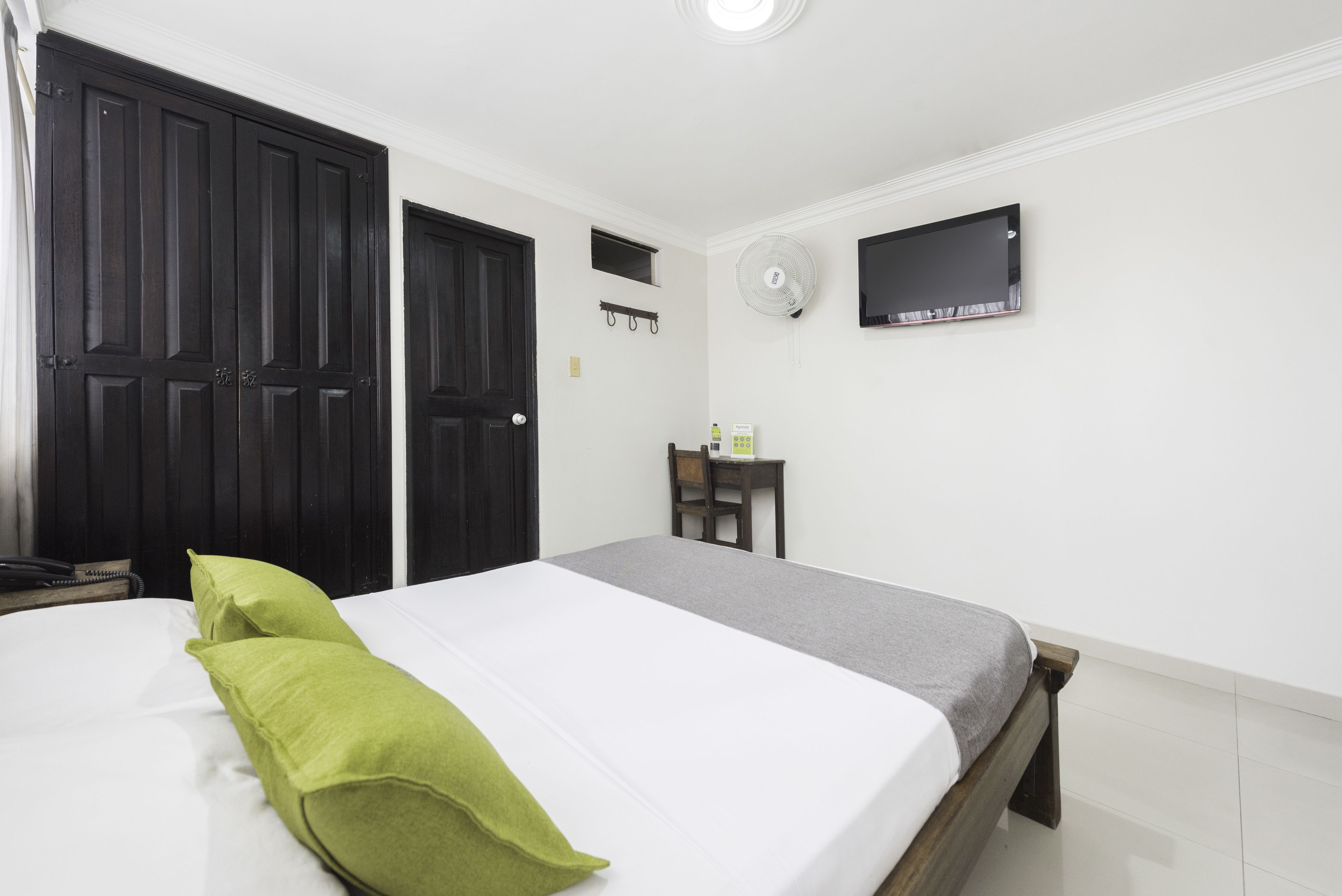 hypo-allergenic bedding, in-room safe, desk, free wifi