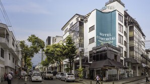 A hotel with a large sign reading "Hotel Comercial Parqueadero." - Ayenda 1120 Comercial (Pereira)