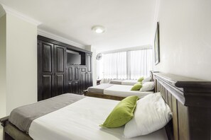 A hotel room with two beds, a wardrobe, a television, and a window with curtains. - Ayenda 1120 Comercial (Pereira)