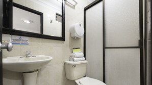 A bathroom with a sink, toilet, and hand dryer. - Ayenda 1120 Comercial (Pereira)