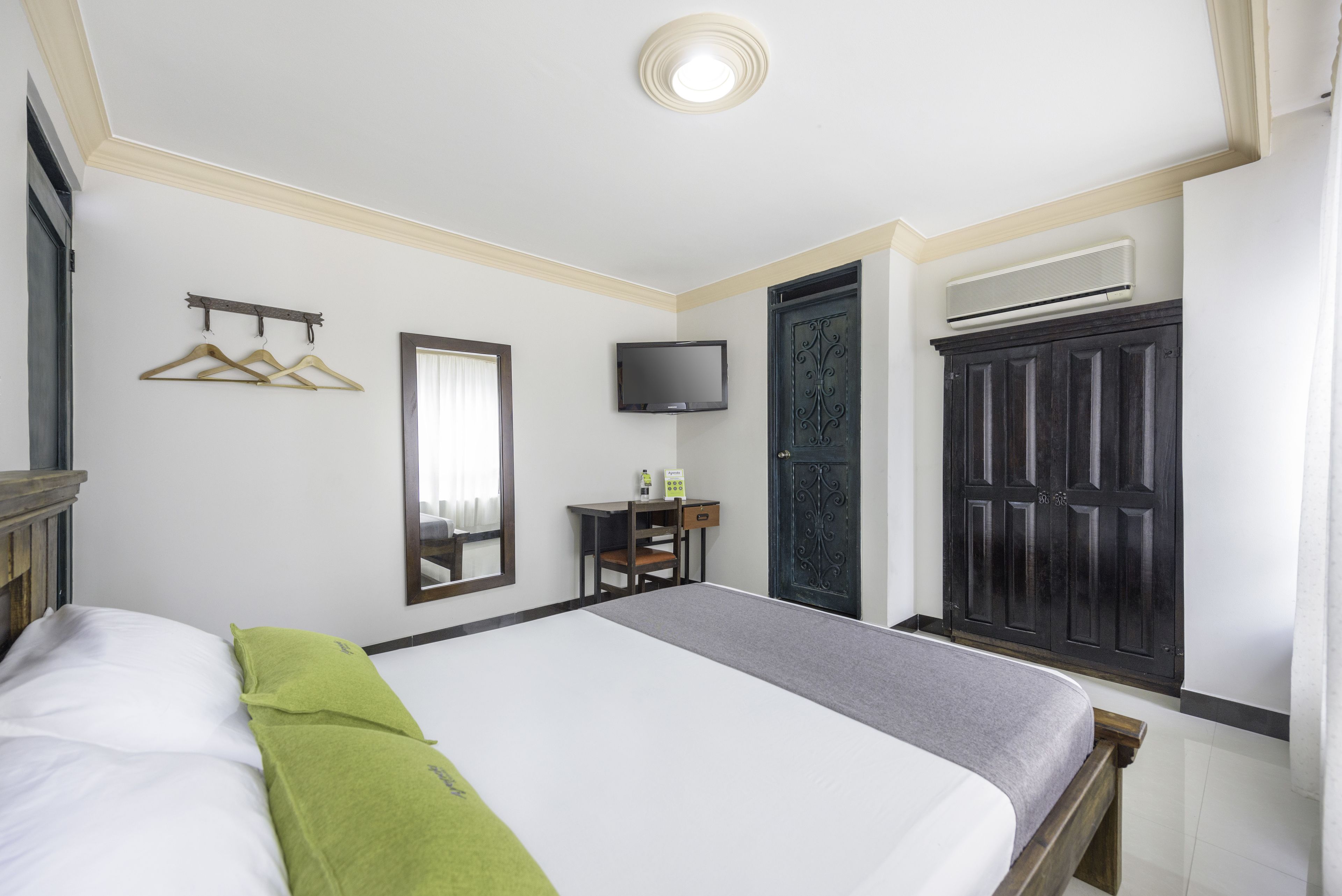 hypo-allergenic bedding, in-room safe, desk, free wifi