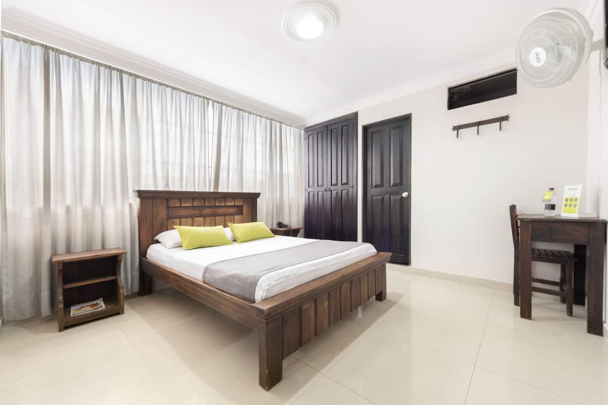 Roupas de cama antialérgicas, cofres nos quartos, escrivaninha