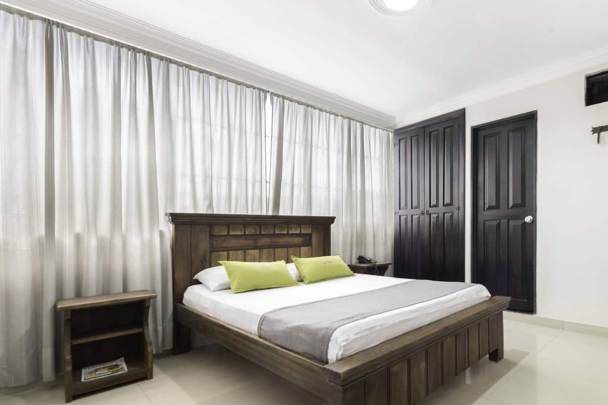 Quarto casal, 1 cama de casal, para não fumantes, vista para a cidade | Roupas de cama antialérgicas, cofres nos quartos, escrivaninha