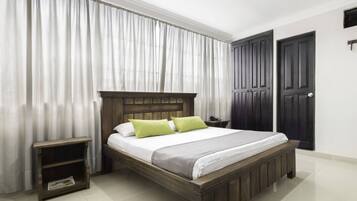 Dobbeltrom, 1 dobbeltseng, ikke-røyk, byutsikt | Allergitestet sengetøy, safe på rommet, skrivebord og wi-fi (inkludert)