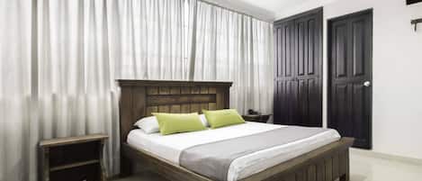 Tweepersoonskamer, 1 tweepersoonsbed, niet-roken, uitzicht op stad | Hypoallergeen beddengoed, een kluis op de kamer, een bureau, gratis wifi