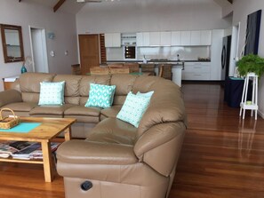 TV màn hình phẳng, máy chơi game, đầu đĩa DVD, iPod dock 