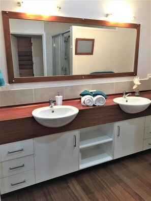 Bathroom - Island Breeze Fiji (Savusavu)