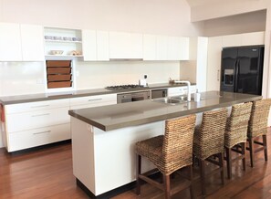 Island Breeze Fiji | Private kitchen | Fridge, microwave, oven, stovetop - Island Breeze Fiji (Savusavu)