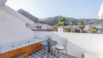 Penthouse Confort, 1 cama King size, hidromasaje, vista a la montaña | Vista a la montaña