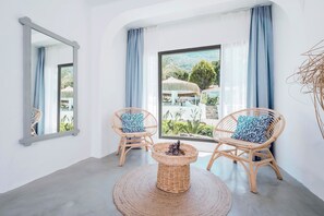 Exclusive Room, Pool View | Interior