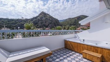 Quarto clássico, 1 cama King, banheira de hidromassagem, vista para a montanha | Vista para a montanha
