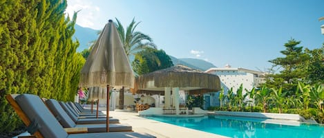 Piscine extérieure (ouverte en saison), parasols de plage