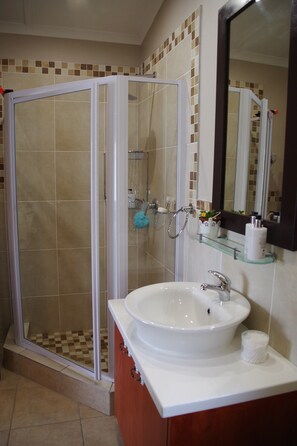 Douche, douche cascade, articles de toilette (gratuits)
