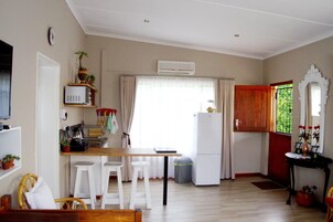 Cafetera/tetera, refrigerador con freezer, microondas, placa de cocina