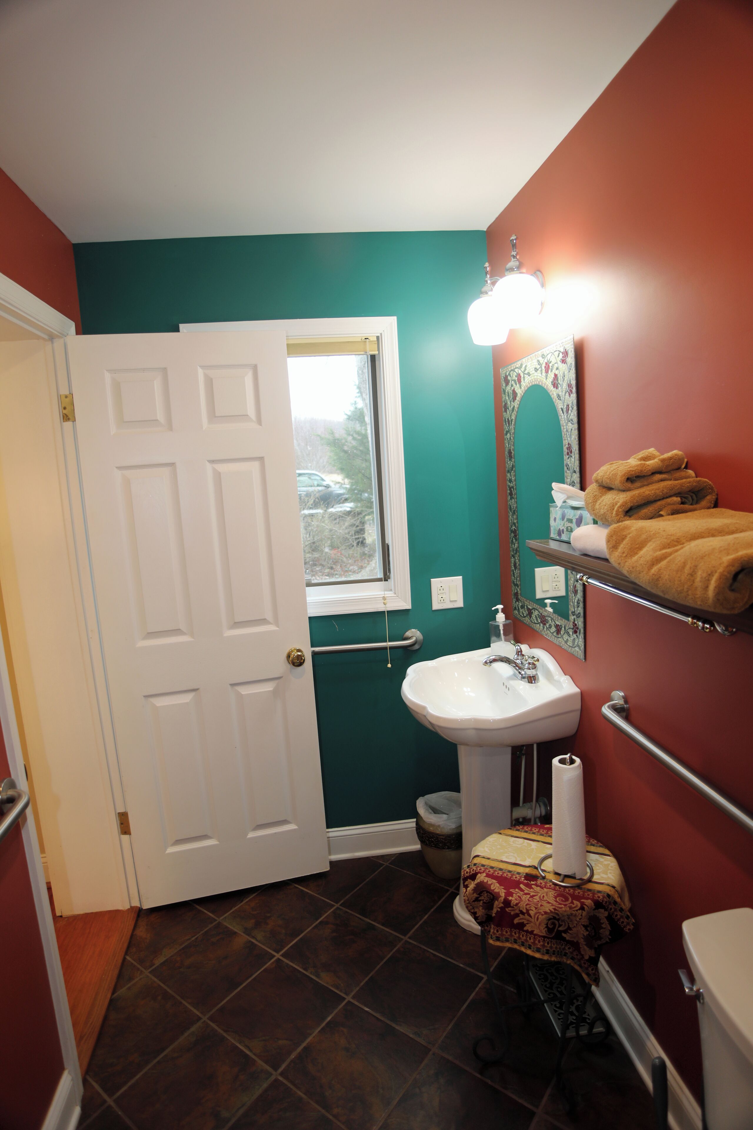 Merlot Room | Bathroom | Free toiletries, hair dryer, towels