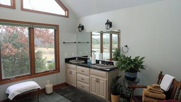 Deluxe Single Room, 1 Katil Raja (King), Non Smoking | Bilik Mandi | Kelengkapan dandanan diri percuma, pengering rambut, tuala disediakan