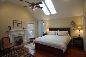 Champagne Room | Individually furnished, desk, laptop workspace, free WiFi - Villa Cathedral (Alton)