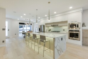 Casa de ciudad de lujo, para no fumadores | Cocina privada | Refrigerador con congelador, microondas, horno y parrilla de estufa 