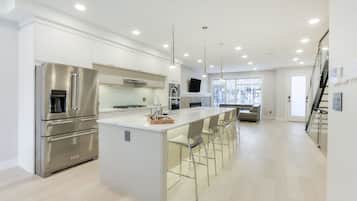 Casa adosada de lujo, no fumadores | Cocina privada | Frigorífico grande, microondas, horno y placa de cocina