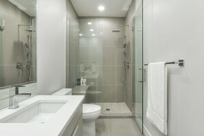 Casa adosada de lujo, no fumadores | Baño | Ducha, artículos de higiene personal gratuitos y secador de pelo