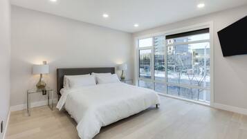 Luxury Townhome, Non Smoking | 3 bedrooms, down comforters, in-room safe, blackout drapes