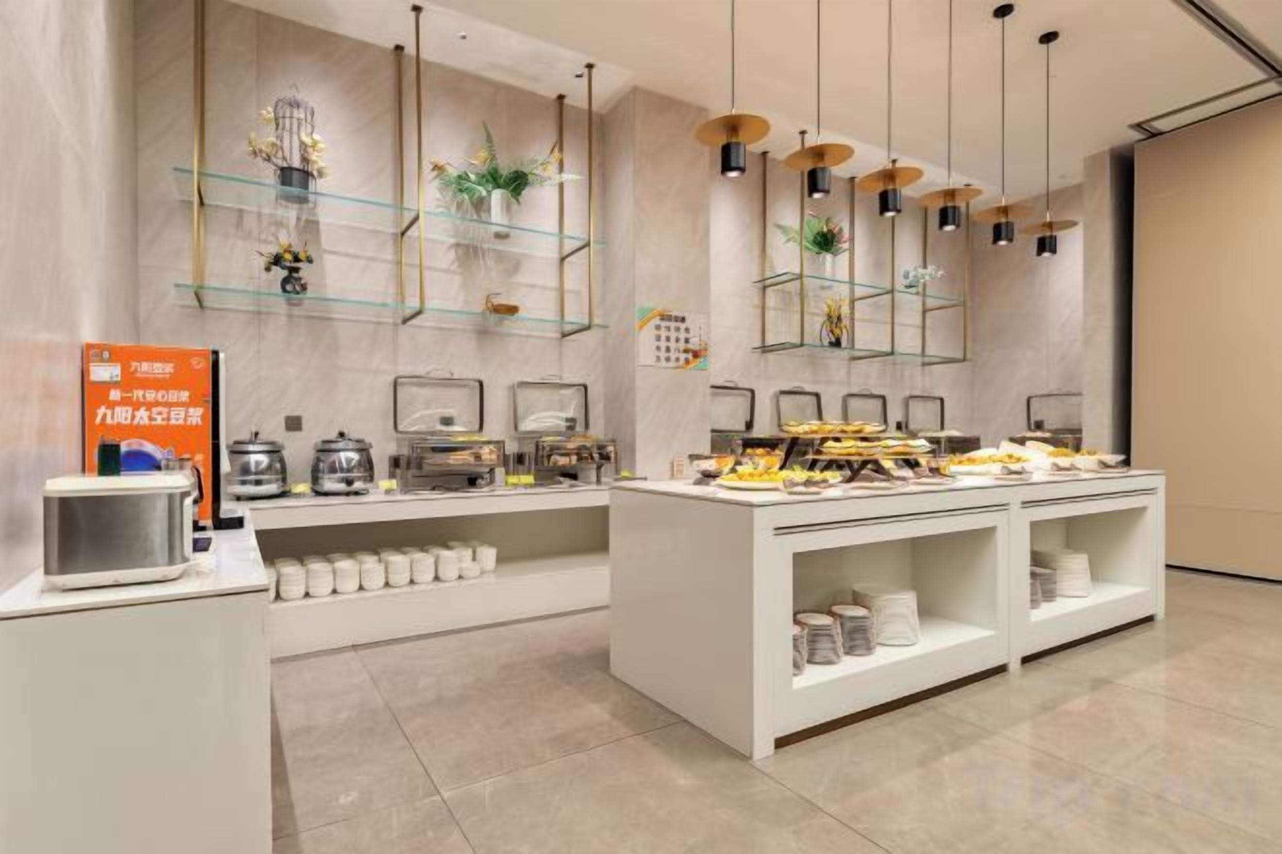 Zona de petit esmorzar moderna amb prestatges de vidre, un taulell de buffet i llums penjants.