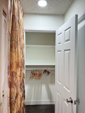 Habitación doble Deluxe de uso individual, 1 cama Queen size, para no fumadores, vista a la ciudad | 1 habitación, sábanas de algodón egipcio y ropa de cama de alta calidad
