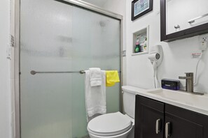Comfort Double Room, 1 Queen Bed, Non Smoking, Garden View | Bathroom | Shower, hydromassage showerhead, eco-friendly toiletries, hair dryer