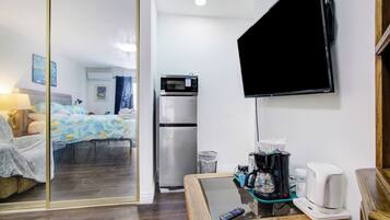 Premium Single Room, 1 Katil Raja (King), Non Smoking, Garden View | Dapur kecil peribadi | Sebuah peti sejuk di kawasan bersama