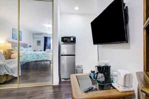 Premium eenpersoonskamer, 1 kingsize bed, niet-roken, uitzicht op tuin | Privékitchenette | Een koelkast, een magnetron, een oven, een kookplaat