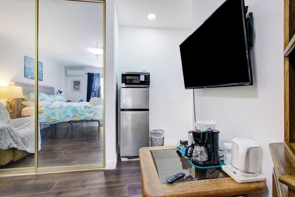 Enkeltrom – premium, 1 kingsize-seng, ikke-røyk, hageutsikt | Eget tekjøkken | Kjøleskap på fellesområdet, mikrobølgeovn på fellesområdet og ovn