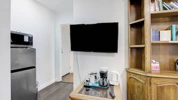 Premium Single Room, 1 Katil Raja (King), Non Smoking, Garden View | Dapur kecil peribadi | Sebuah peti sejuk di kawasan bersama