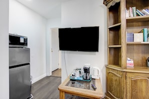 Premium Single Room, 1 King Bed, Non Smoking, Garden View | Private kitchenette