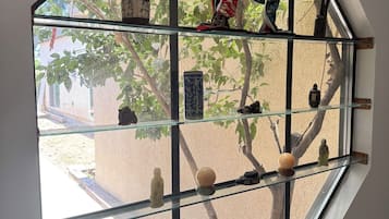 Comfort Double Room, 1 Katil Ratu (Queen), Non Smoking, Garden View | Ruang tamu | TV Pintar, filem tayangan pertama, filem berbayar