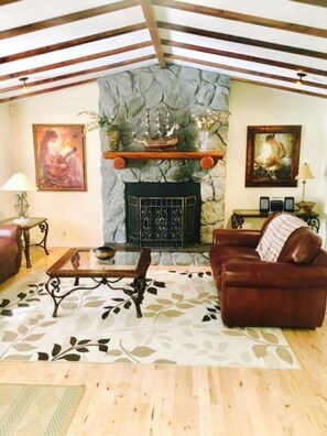 Family House, Multiple Beds, Non Smoking | Living room | TV - Telles House (Angel Fire)