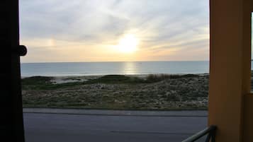 Una spiaggia nelle vicinanze, snorkeling, windsurf, surf