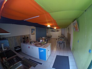 Tägliches inbegriffenes kontinentales Frühstück