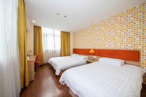 A hotel room with two beds, a desk, a chair, and a patterned wall. - Homeinn Hotel (Yangzhou Shouxihu Wenchang Pavilion) (Yangzhou)