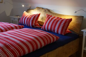 3 bedrooms, desk, iron/ironing board, travel cot