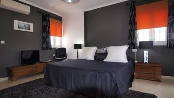 3 Schlafzimmer, Schreibtisch, Bügeleisen/Bügelbrett, Reisekinderbett