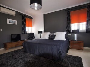 3 Schlafzimmer, Schreibtisch, Bügeleisen/Bügelbrett, Reisekinderbett