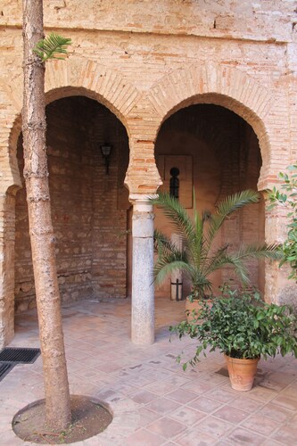 Luxury villa with swimming pool, internet + 3 baths