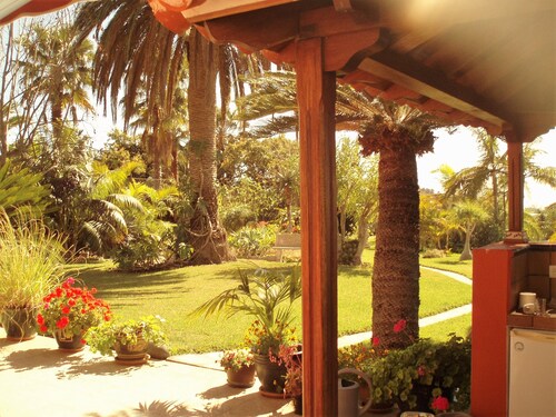 Wunderschönes Ferienhaus auf der sonnige Seite der Insel,trop.Parkanlage u. Pool