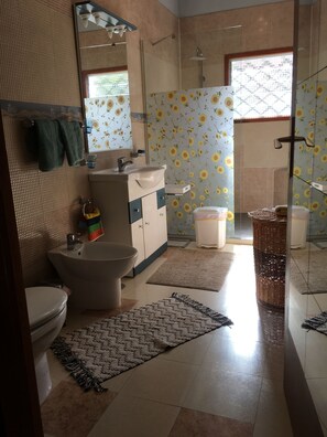 Badewanne, Haartrockner, Bidet, Handtücher
